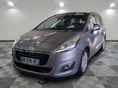 la petite voiture argentée est garée dans le garage sur un sol en damier