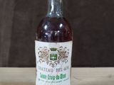 une vieille bouteille de vin posée sur une table en bois
