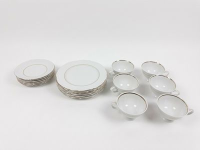 un ensemble d'assiettes et de tasses blanches posées sur une table