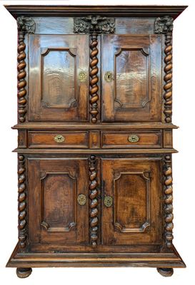 BUFFET deux corps en noyer, ouvrant par quatre vantaux sépar…