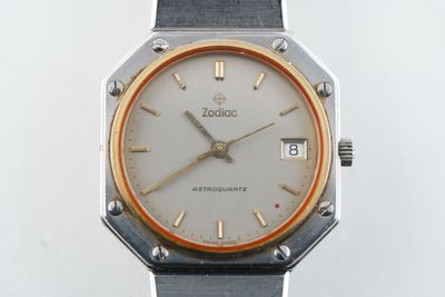 une montre en argent et en or avec un cadran blanc