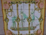 un foulard carré orné d'une illustration représentant un bateau