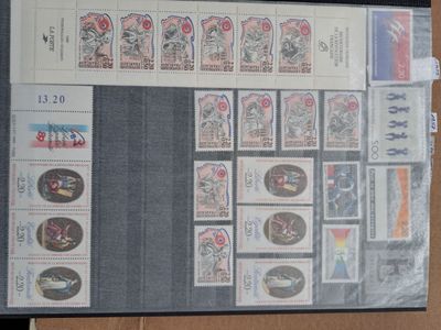 une photo montrant une collection de timbres sur une boîte en carton