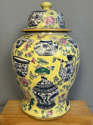 un vase jaune orné de motifs bleus et blancs
