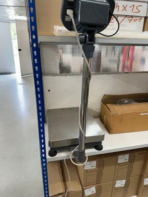 une machine qui se trouve sur une étagère dans une pièce