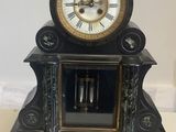 une horloge posée sur une table