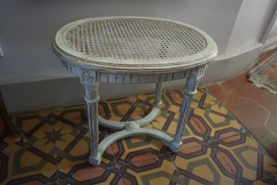 une table blanche sur laquelle est posé un panier