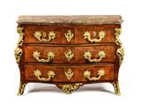 une petite commode avec un plateau en marbre