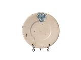 une assiette blanche ornée d'un motif bleu