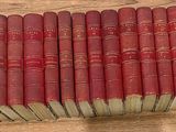 plusieurs livres rouges empilés les uns sur les autres sur une table en bois
