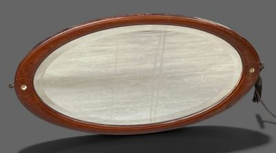 un grand miroir ovale posé sur une table