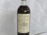 une bouteille de vin posée sur une table