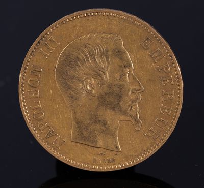 gros plan d'une pièce d'or sur laquelle figure le visage d'un homme