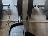 a machine that is sitting on the floor in the room