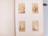une vieille photo montrant un groupe de personnes assises dans un livre