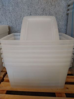 une pile de récipients en plastique posée sur une palette