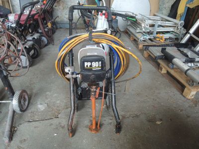 une petite machine qui se trouve dans un garage