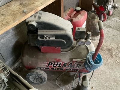 une image d'un petit compresseur d'air dans un garage
