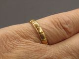 gros plan de la main d'une personne portant une bague