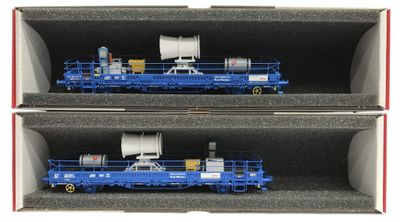deux wagons bleus dans une boîte posée sur une surface blanche