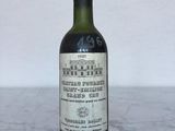 une bouteille de vin posée sur une table
