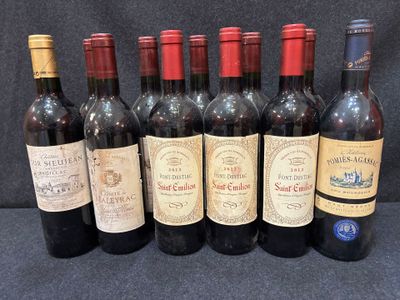 six bouteilles de vin sont alignées sur une table