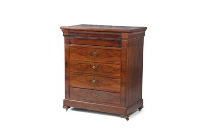 une photo d'une commode en bois à trois tiroirs
