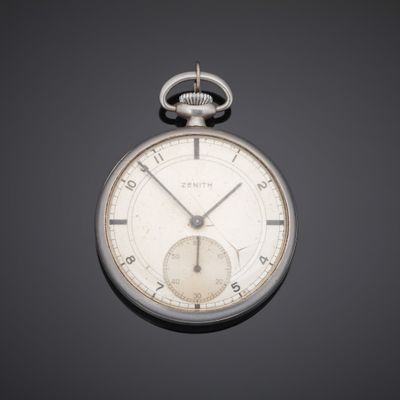 une montre de poche en argent sur fond noir