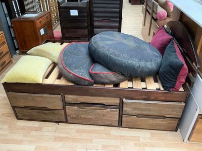 un lit sur lequel sont posés des oreillers, dans un magasin