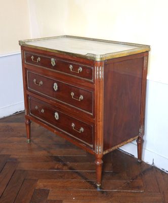 une petite commode en bois avec un plateau en verre