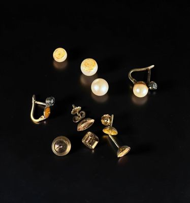 un gros plan sur un lot de boucles d'oreilles posées sur une surface noire