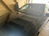 une image d'une voiture garée dans un garage