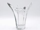 un vase en verre transparent avec une anse noire sur fond blanc