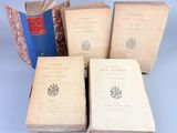 six vieux livres empilés les uns sur les autres sur une table