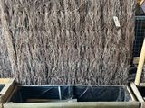 un tas de paille posé sur un tas de bois