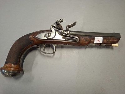 PISTOLET d'OFFICIER à silex, cal. 18 mmn canon à pans. Rayur…