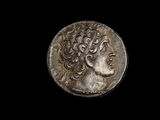 gros plan d'une pièce de monnaie sur laquelle figure un visage de femme