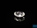 un diamant blanc sur une surface noire, avec un reflet