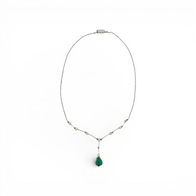 Collier en or gris 14K (585 millièmes) ponctué de petits dia…