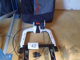 un sac de voyage et une paire de chaussures par terre