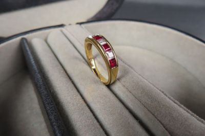 Bague en or jaune (750/1000e) ornée de quatre pierres rouges…