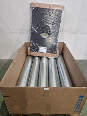 une boîte en carton contenant tout un tas de tubes métalliques