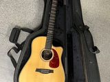 un étui à guitare contenant une guitare, posé par terre