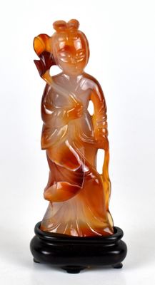 l'image d'une statue de femme tenant une fleur