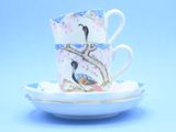 une tasse et une soucoupe posées sur une assiette, sur un fond bleu