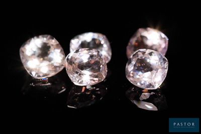 trois diamants de couleurs différentes sur un fond noir