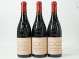 trois bouteilles de vin rouge posées sur une table blanche