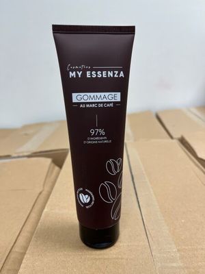 un gros plan sur un tube de crème posé sur une boîte en carton