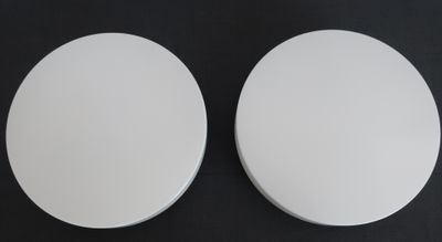 deux assiettes rondes blanches sur fond noir