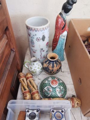 une table sur laquelle se trouvent de nombreux objets différents